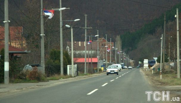 Сербська частина Косовської Митровиці. Між сербською і албанською стороною міста немає блокпостів і кордонів. Лише по прапорах на вулицях міста можна зрозуміти, де перебуваєш. Але всі знають одне одного в обличчя і намагаються перебувати на території тієї етнічної групи, до якої ти належиш / © фото: Дмитро Мороз