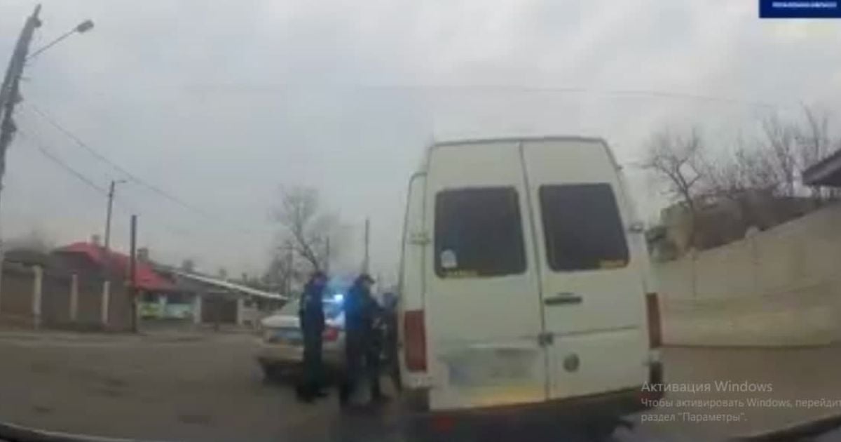 "Останавливаюсь, где надо мне, а не где ты мигалку показал": маршрутчик нахамил и едва не сбил патрульного в Рубежном (видео)