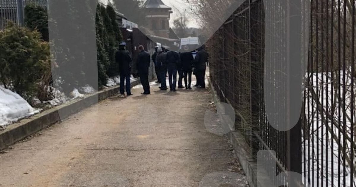 В элитном поселке под Москвой мужчина забаррикадировался в доме и начал стрелять по силовикам (фото)