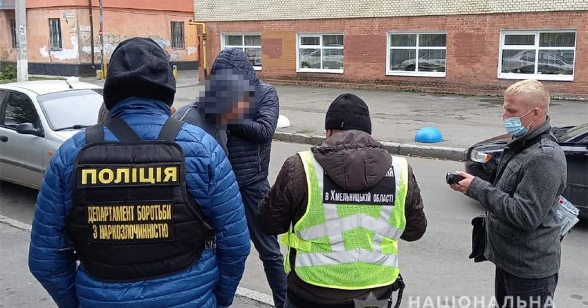 "Працював" навіть під час перерв між уроками: в Хмельницькому вчитель торгував наркотиками (фото)