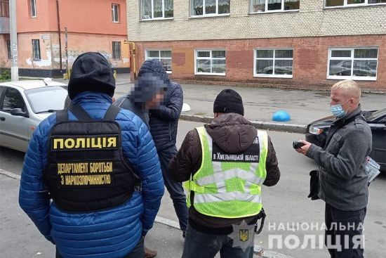 "Працював" навіть під час перерв між уроками: в Хмельницькому вчитель торгував наркотиками (фото)