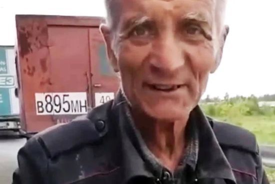 Без денег и с семью собаками: 70-летний житель Магадана бежит из Колымы в Донецк к родственникам