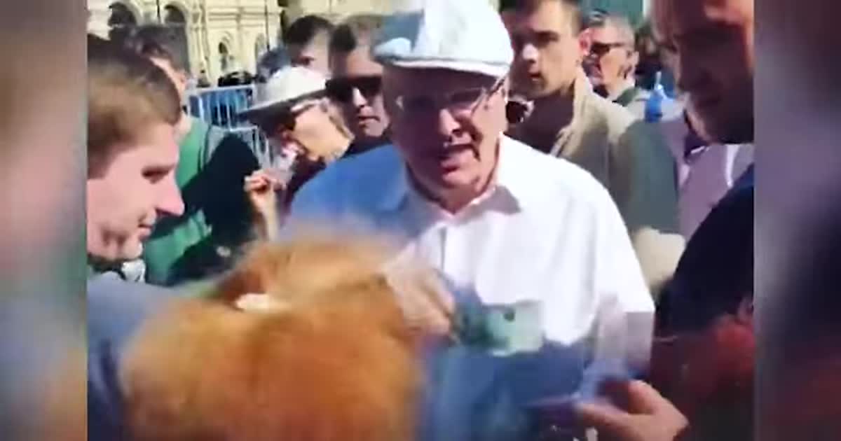 "Нехай поїдять": Жириновський роздав по тисячі рублів перехожим на Красній площі