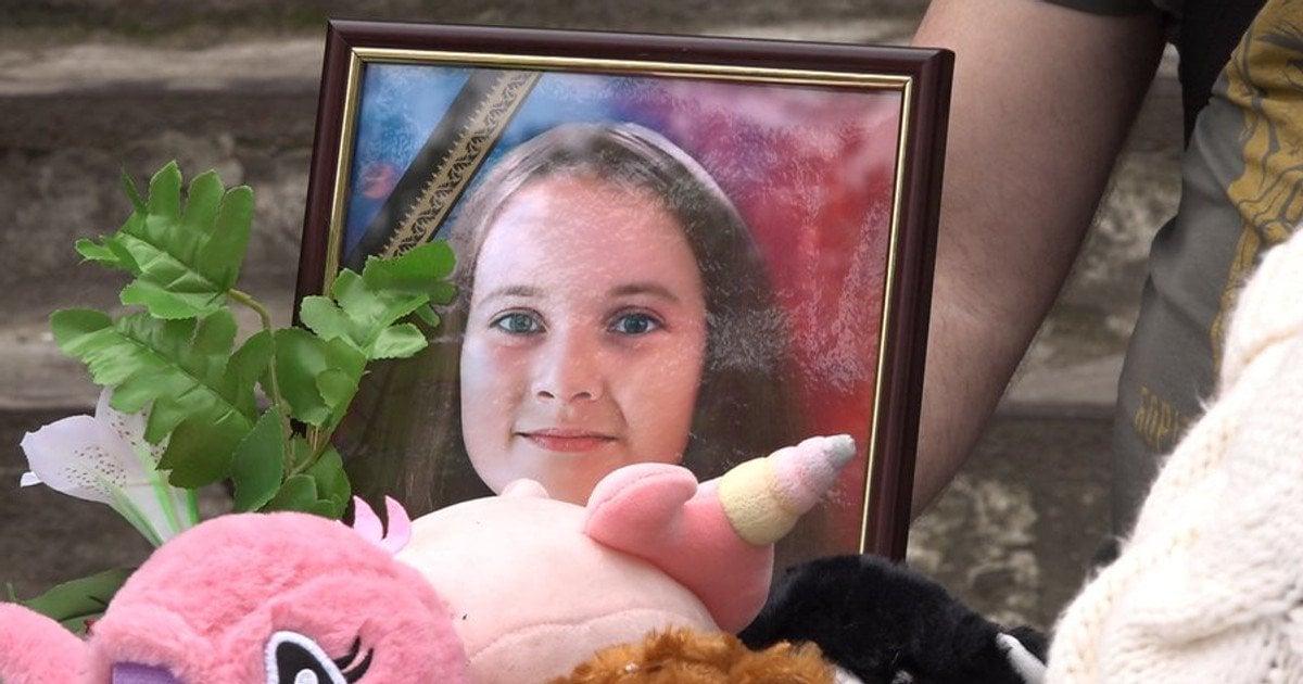 У Києві попрощалися з загиблими внаслідок атаки РФ 11-річною Марійкою та її мамою
