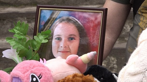 В Киеве простились с погибшими в результате атаки РФ 11-летней Марийкой и ее мамой