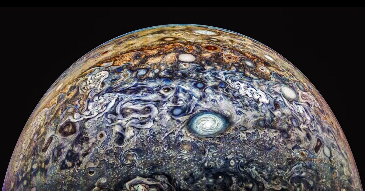 Закручені хмари Юпітера