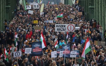"Орбан, убирайся прочь": в Венгрии вспыхнули масштабные протесты