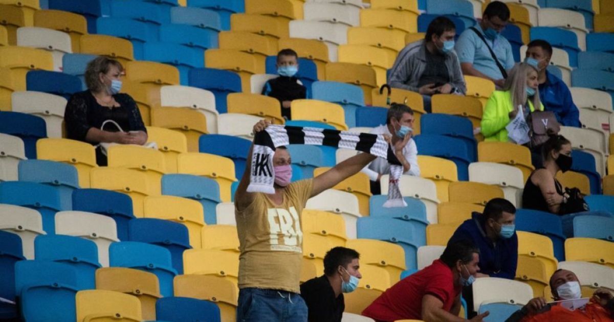 Футбольні матчі з глядачами: які карантинні правила діють в Україні