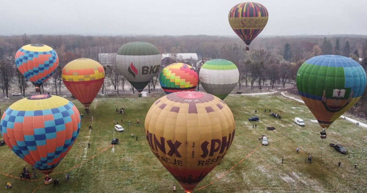 Політ зі сніжинками: як у Києві відбувся перший фестиваль прив'язаних повітряних куль (відео)