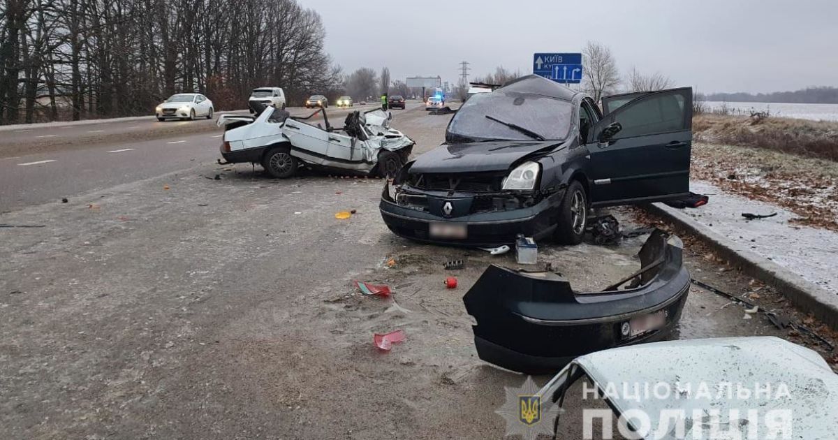 Під Києвом у ДТП загинув водій ВАЗ і його 14-річний пасажир: фото