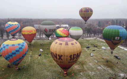 Полет со снежинками: как в Киеве состоялся первый фестиваль привязанных воздушных шаров (видео)