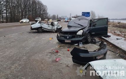 Под Киевом в ДТП погиб водитель ВАЗ и его 14-летний пассажир фото