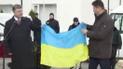 Порошенко передали флаг, который пытались забрать российские тюремщики во время приговора Савченко