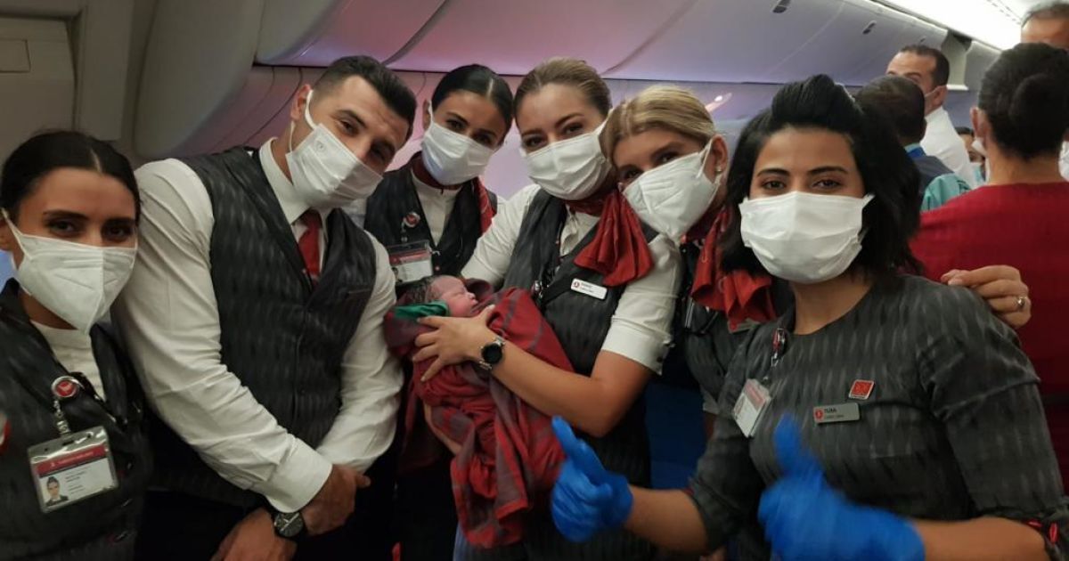 Афганка родила девочку на борту эвакуационного самолета: фото