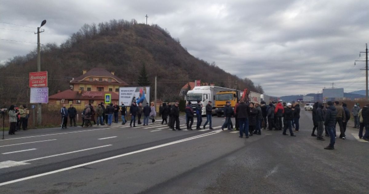 Протесты на Закарпатье: активисты перекрыли две трассы (фото, видео)