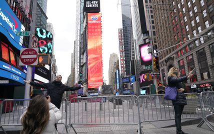 США встречают Новый год с двумя президентами, с закрытой Таймс-сквер в Нью-Йорке и дома онлайн