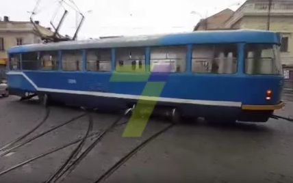 В Одессе трамвай "сел на шпагат"