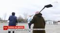 На Тернопільщині десяток жінок, священик і сільський голова власноруч відремонтували дорогу