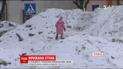 У середмісті Тернополя парк загородили сніговими териконами