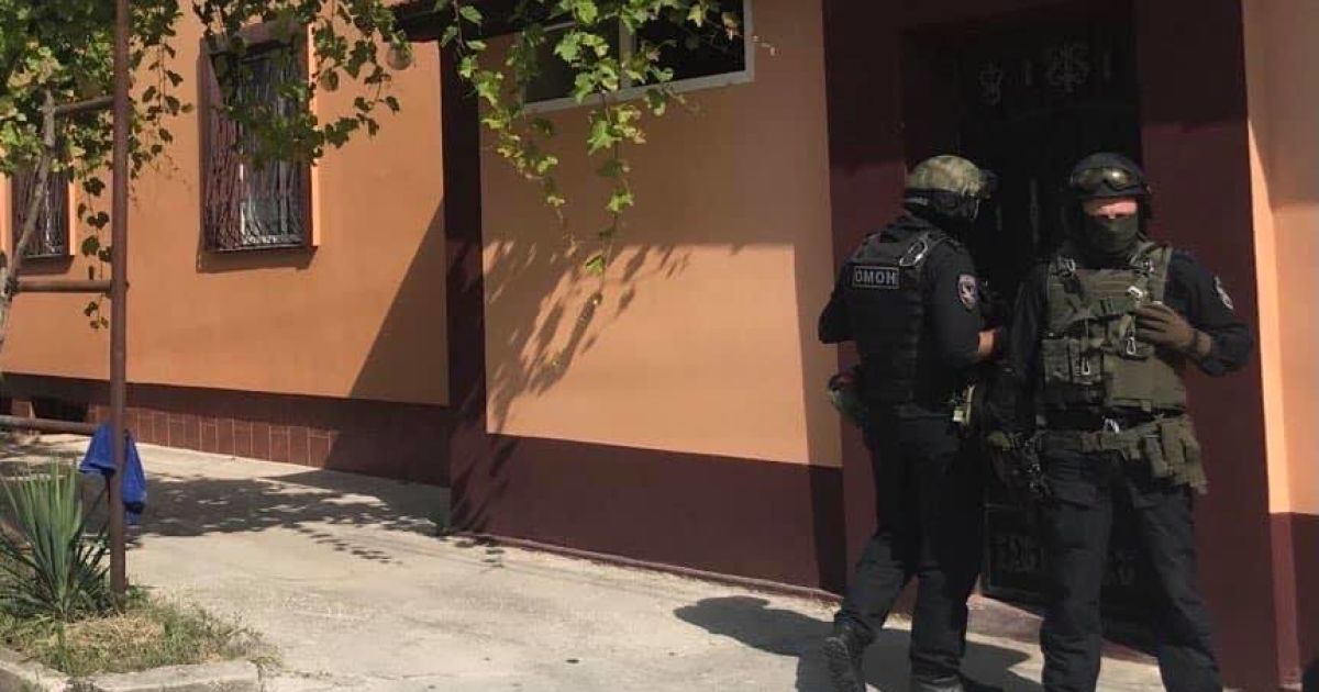 Российские силовики снова ворвались с обыском в дом крымских татар (фото)