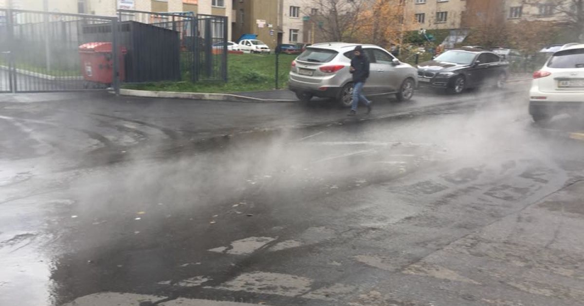прорив труби на Відрадному_2 / © Оксана Куринная / Facebook