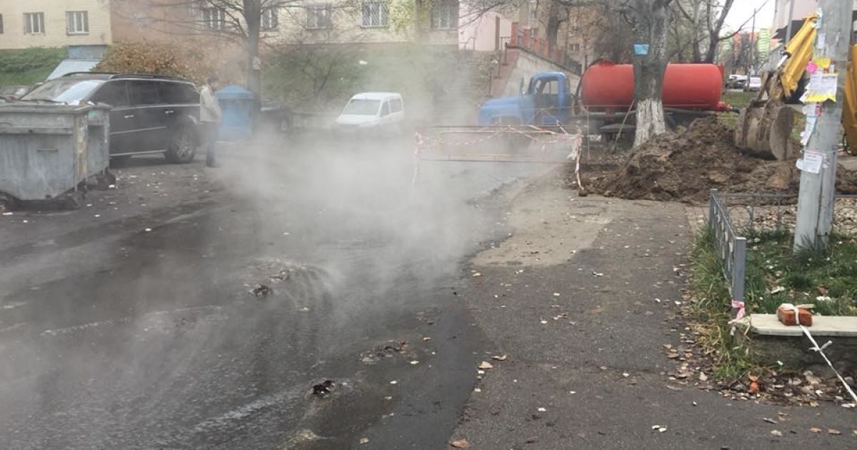 прорив труби на Відрадному_4 / © Оксана Куринная / Facebook