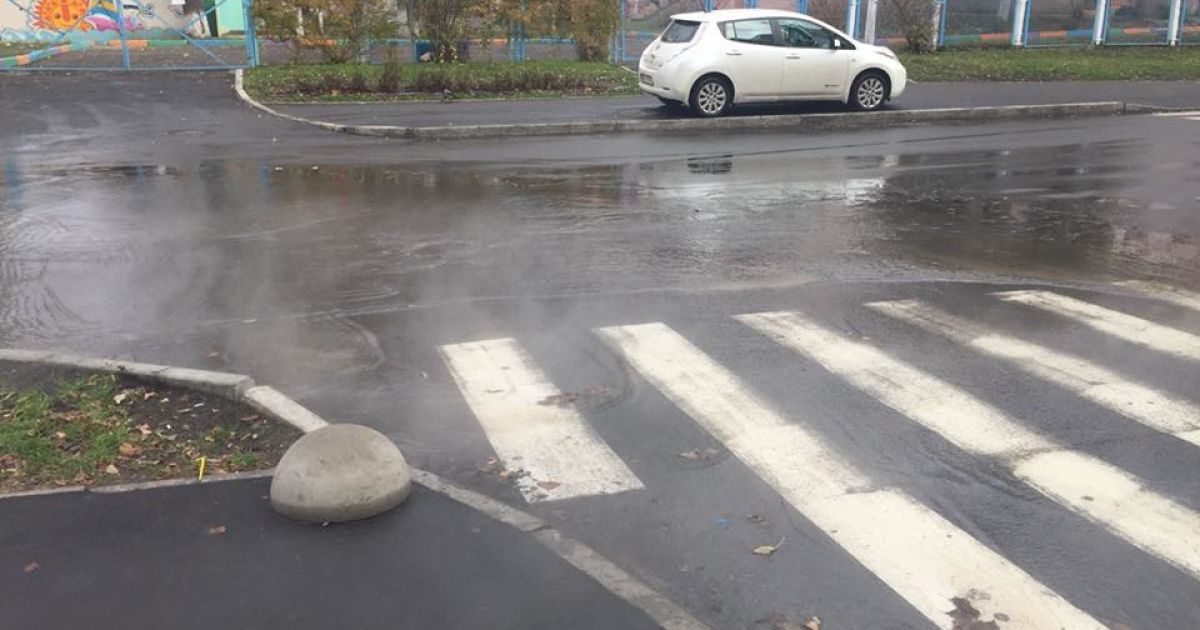 прорив труби на Відрадному_1 / © Оксана Куринная / Facebook