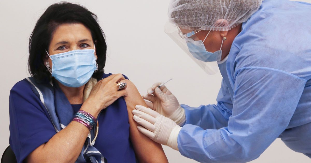 Президентка Грузії вакцинувалася у прямому ефірі