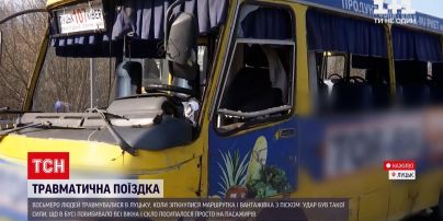 У Луцьку зіткнулися маршрутка і вантажівка з піском