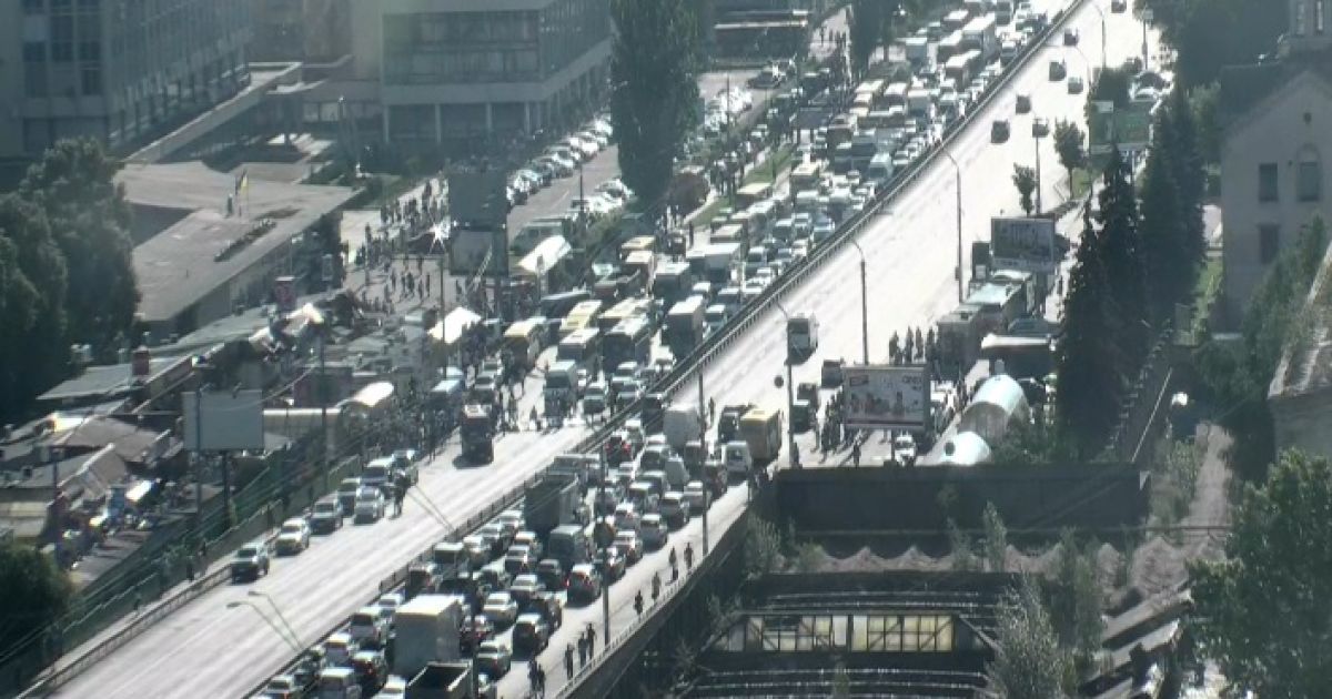 Автомобильные пробки между Святошино и Нивками в Киеве / © Видеопробки