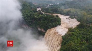 Самый большой водопад Китая увеличился вдвое из-за продолжительных осадков