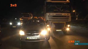На столичній вулиці зіткнулось шість автомобілів — легковики проти вантажівок