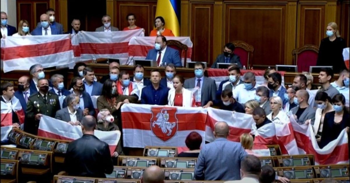 "Живе Білорусь": у Раді нардепи влаштували флешмоб на підтримку протестів проти Лукашенка