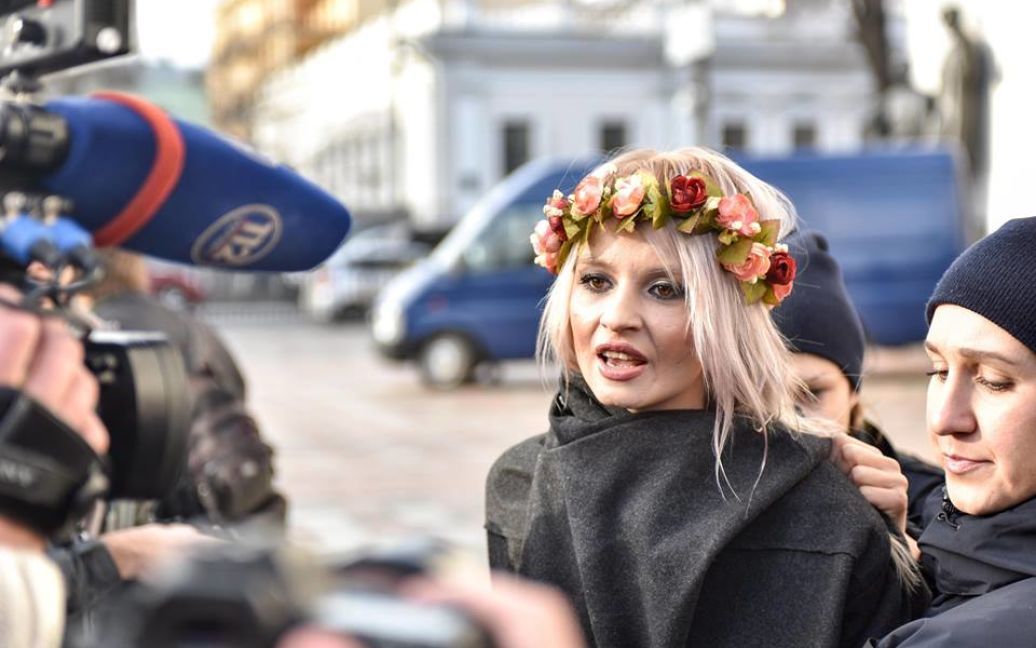 Під парламентом затримали дівчат з Femen / © facebook.com/Богдан Бортаков