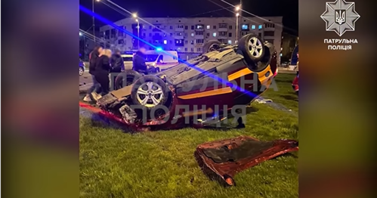 В Киеве водитель навеселе сделала "сальто мортале" на авто: патрульные выложили видео ночного ДТП