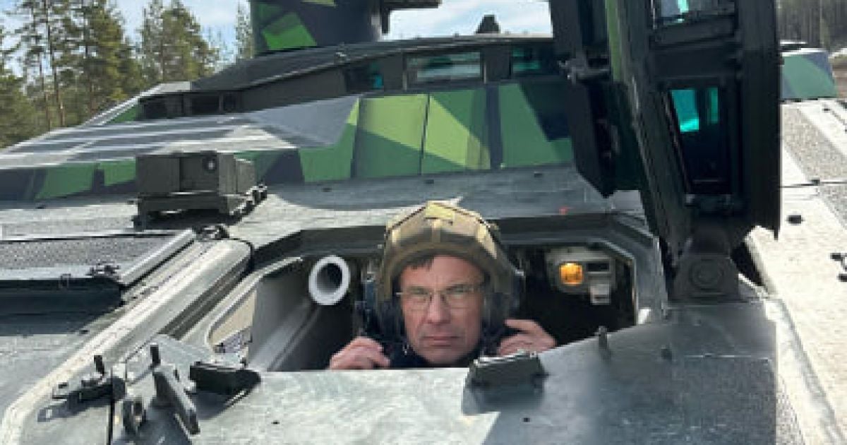 Премьер Швеции Ульф Кристерссон "обкатал" БМП CV 90