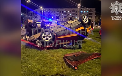 У Києві водійка напідпитку зробила "сальто мортале" на авто: потрульні виклали відео нічної ДТП