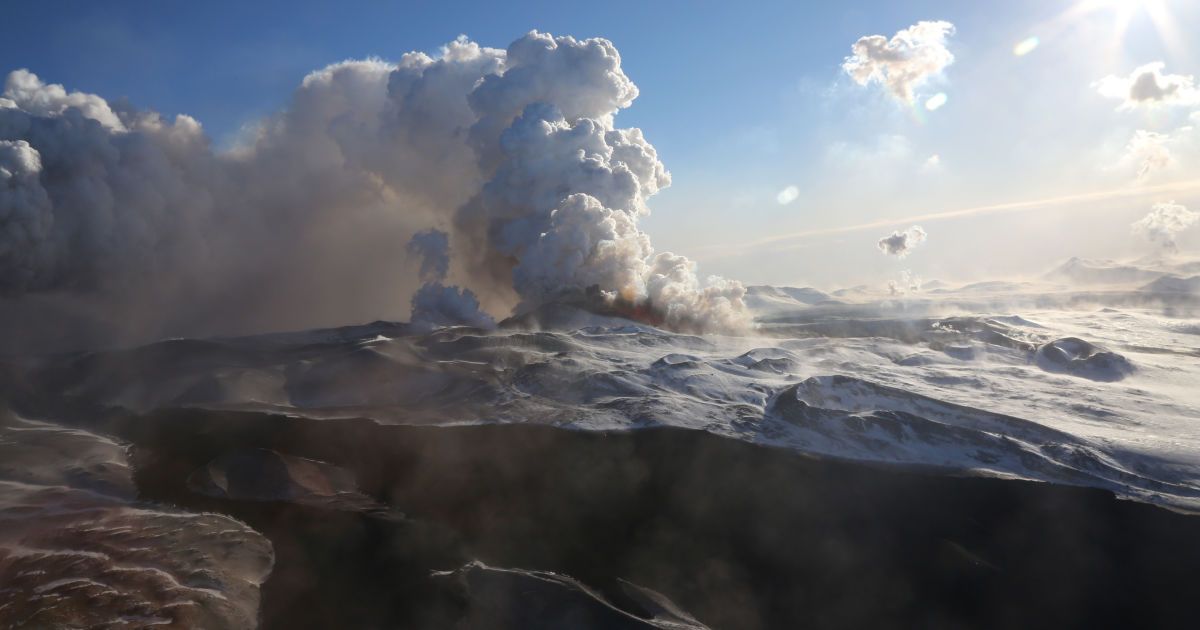 Потоки лавы и возможный обвал краев кратера: на Камчатке проснулся вулкан