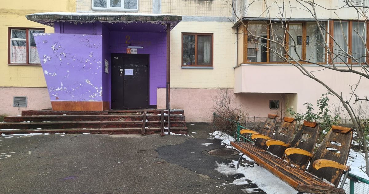 "Добре, що рейки не підвели": у Києві крісла з залізничного вокзалу встановили біля під'їзду (фото)