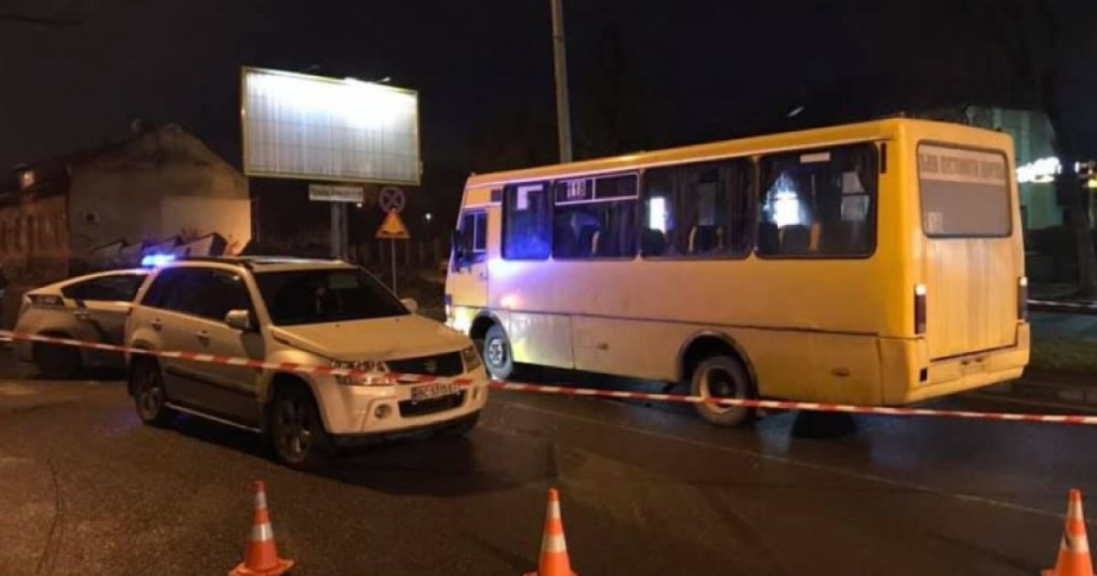 Во Львове девушка попала под колеса двух автомобилей и осталась жива
