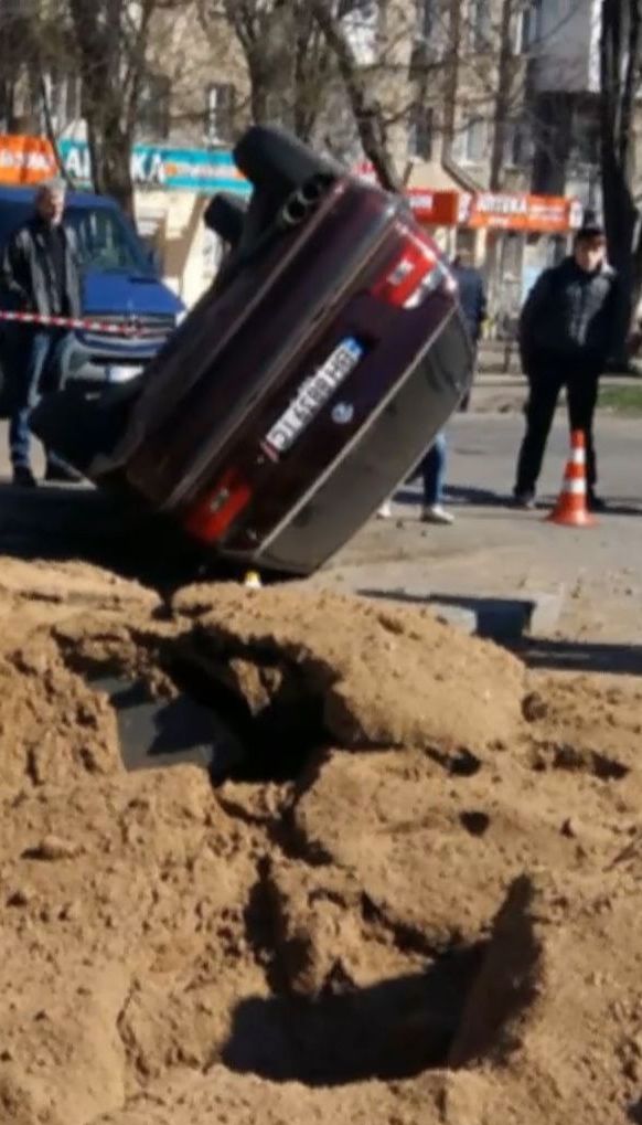 В Одессе взрывная волна опрокинула "БМВ" и бросила на трамвайные пути