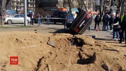 В Одессе взрывная волна опрокинула "БМВ" и бросила на трамвайные пути
