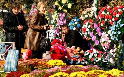 Пластмасові квіти. Тисячі тонн штучних букетів на кладовищах загрожують українцям, які на них "підсіли"