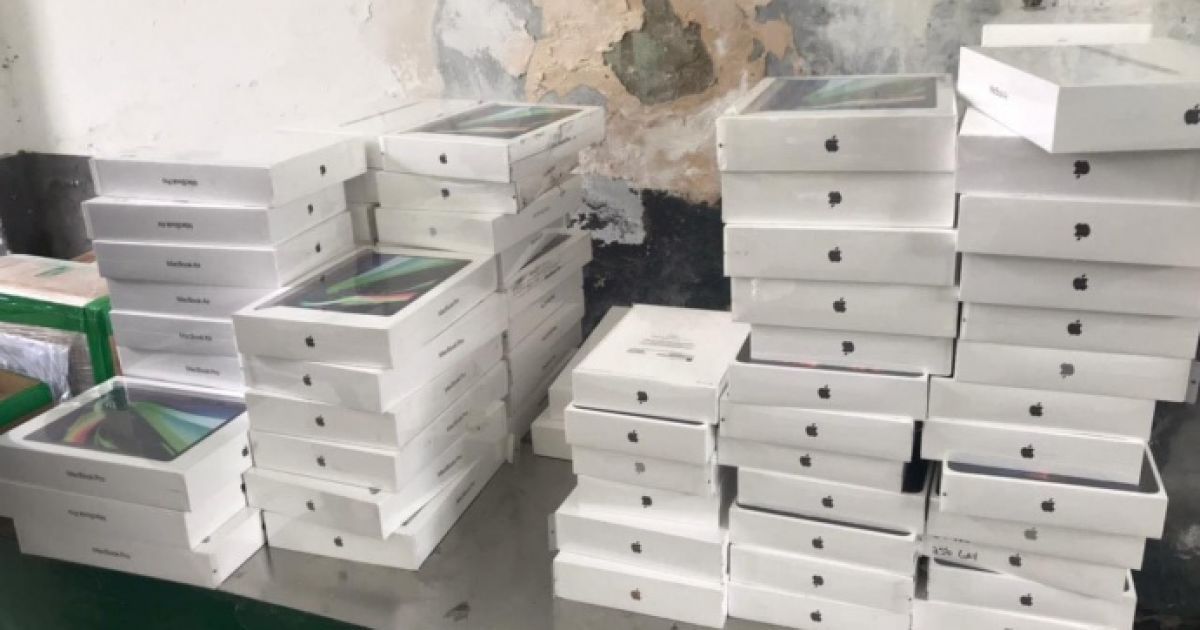 Українець намагався таємно завести із Польщі сотні IPhone і планшетів, а також тисячу навушників