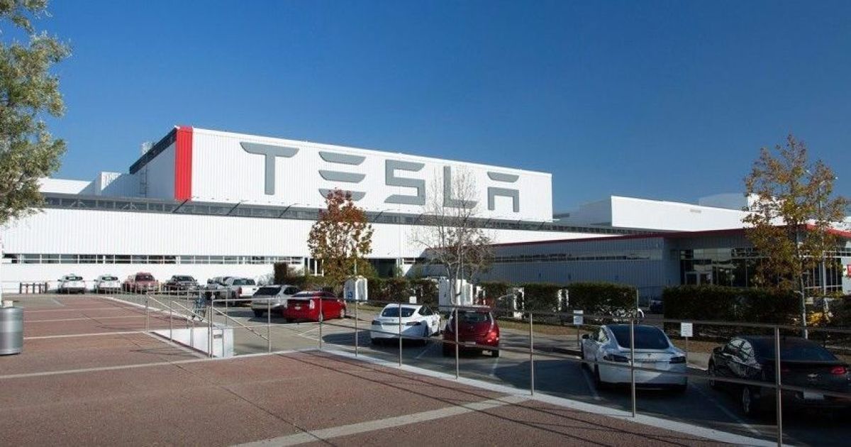 Бывший сотрудник Tesla продолжает обвинять компанию в недобросовестном производстве