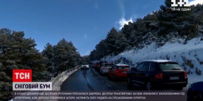 Новини світу: в Іспанії хуртовини заблокували десятки автомобілів під кучугурами