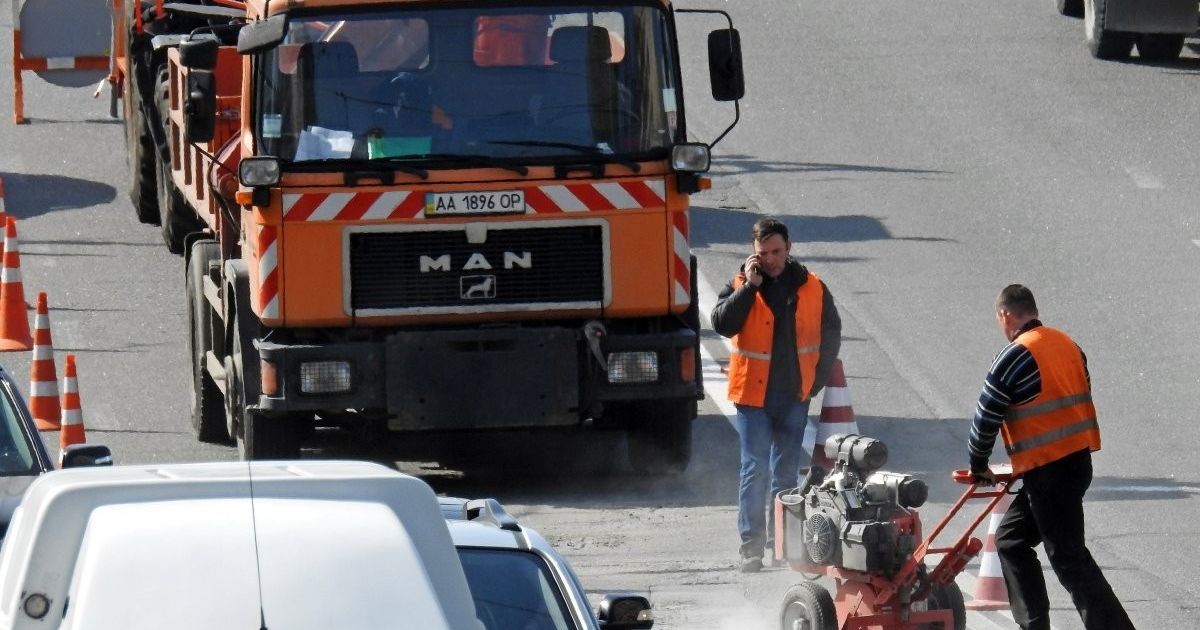 А завтра был ремонт. В Украине начинают латать дырявые дороги