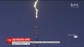 В Киеве дерево упало во время грозы и убило женщину