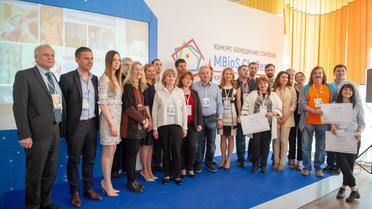 Журі та організатори з переможцями конкурсу біомедичних стартапів