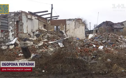 Новорічна ялинка ще із 2021 року і вщент розбомблені хати: як живе село на Харківщині за рік після авіанальоту